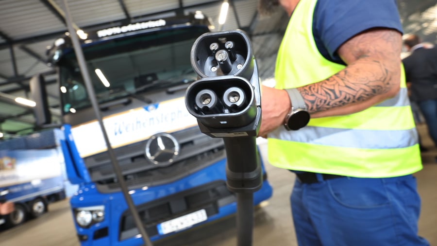 Elektromobilität: Warum der E‑Lkw‑Hochlauf am Stromanschluss hakt