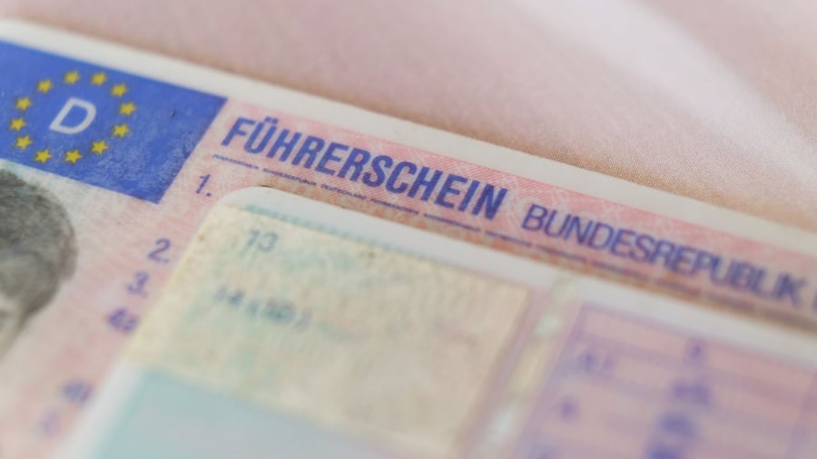 Kein Ersatzführerschein: Fahrverbot: Wiedergefundener Führerschein sorgt für Streit