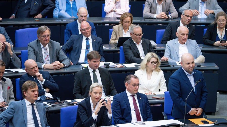 Sicherheit: „Kniefall vor einem Kriegsverbrecher“ – Politiker sehen Spionagerisiken wegen AfD-Russlandreise