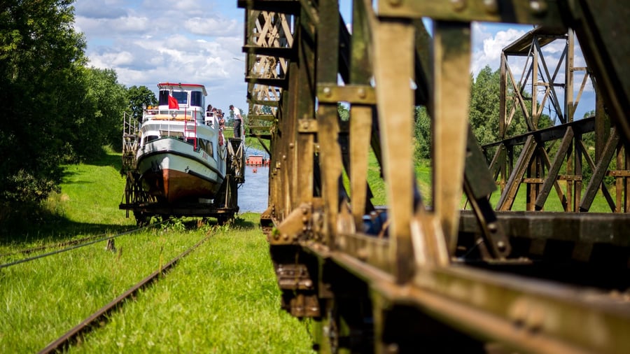 Oberlandkanal: Polen: Mit dem Schiff über die Wiese fahren