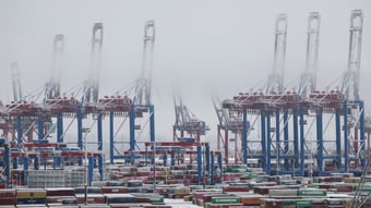 Konjunktur EZB-Beobachter heben Wachstumsprognose für 2026 minimal an Das BIP im Euroraum soll demnach 2026 um 1,2 Prozent wachsen. Zuletzt hatten sie mit einem Plus von 1,1 Prozent gerechnet. Die Inflation könnte zudem 2,0 Prozent unterschreiten.