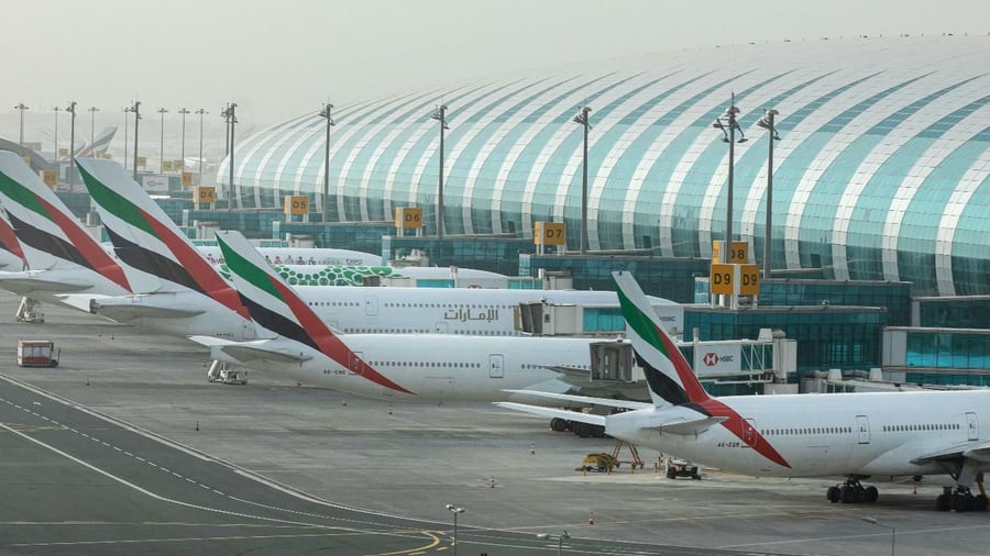 Самолеты Emirates на взлетной полосе