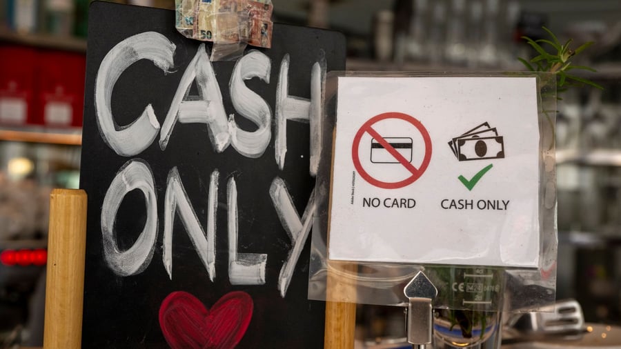 Pläne des Finanzministeriums: Schluss mit „Cash only“: Läden sollen Karten akzeptieren