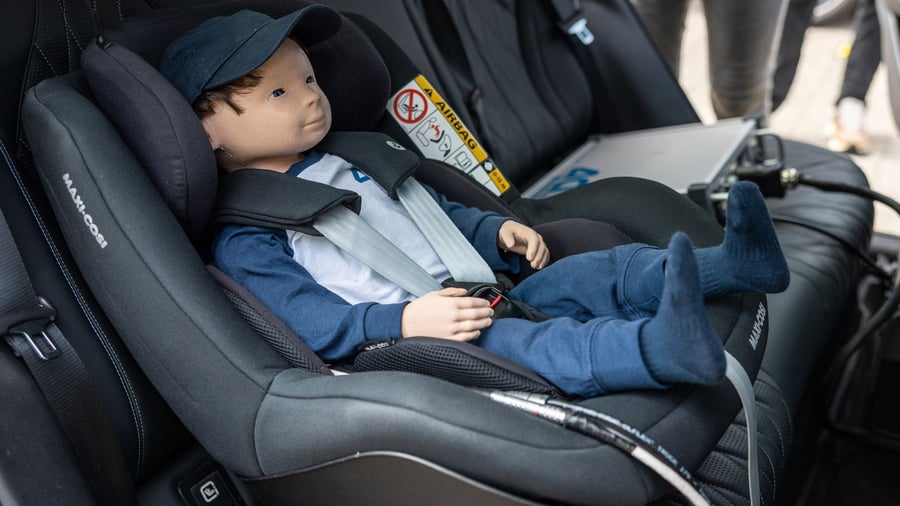 Gefährliche Situation: Kind im Auto vergessen? ADAC testet Warnsysteme