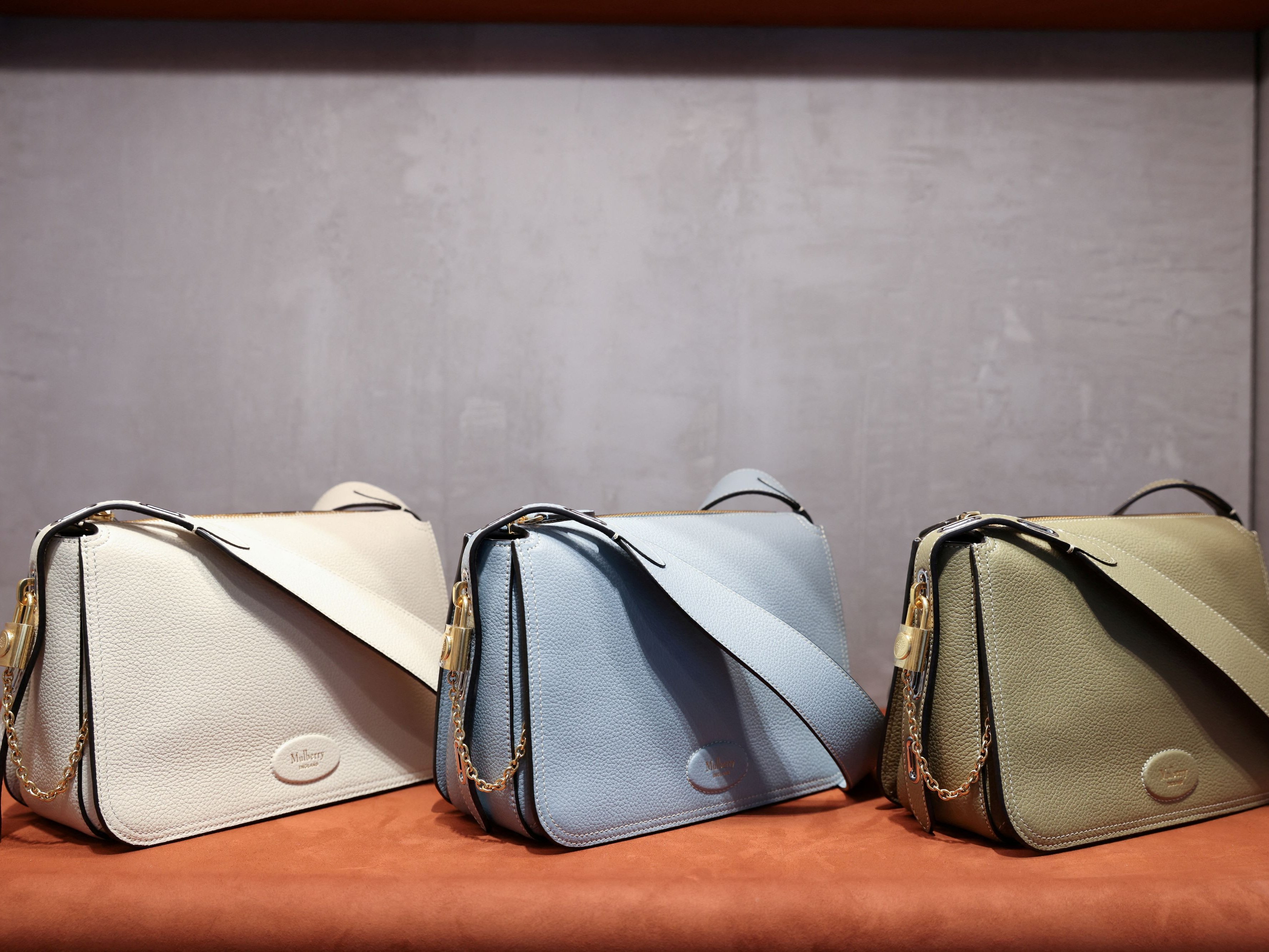 Taschen Hersteller Mulberry lehnt Ubernahmeofferte von Frasers ab