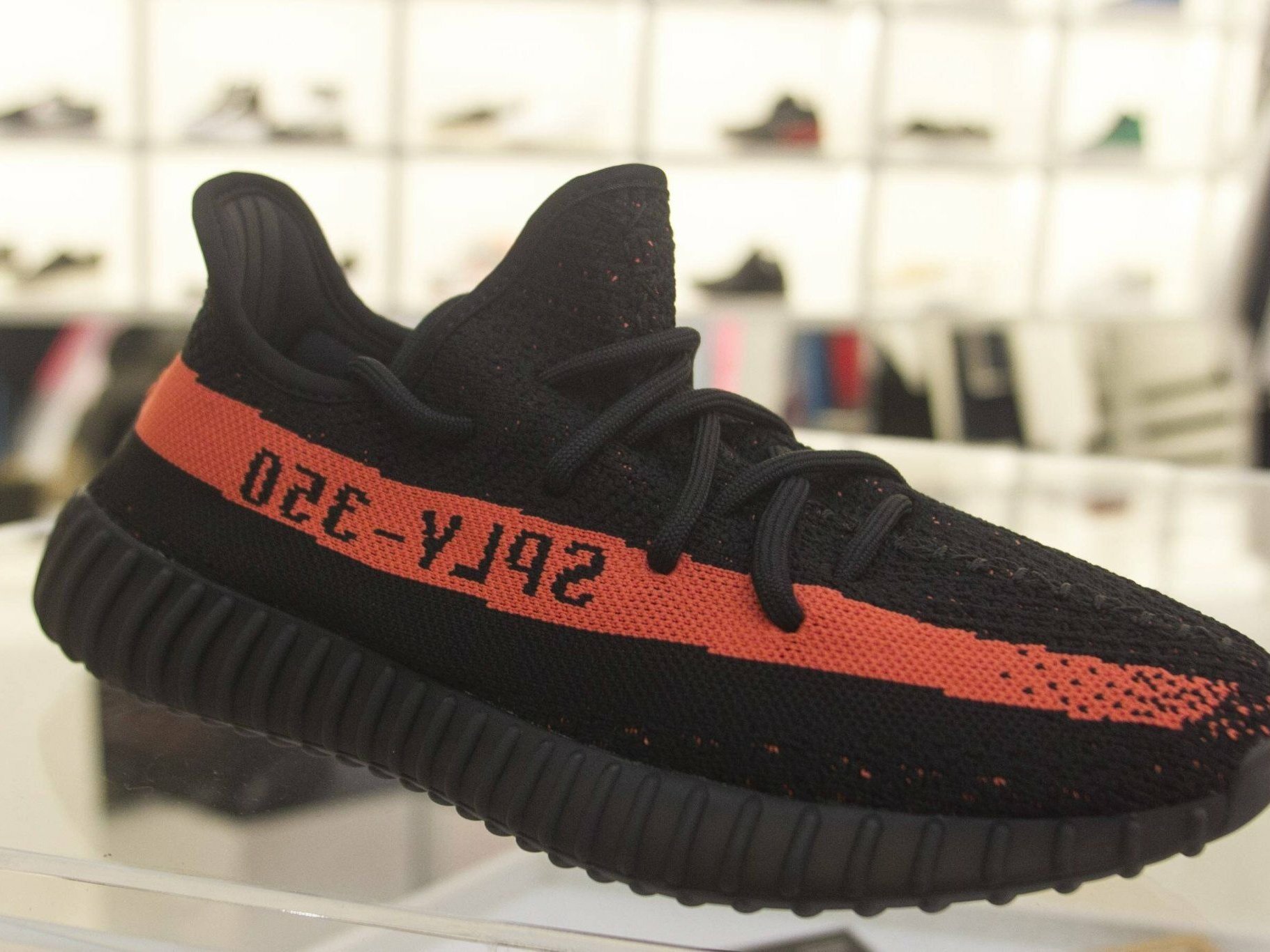 Adidas Sportartikelkonzern erhoht Prognose wegen Yeezy Schuhen