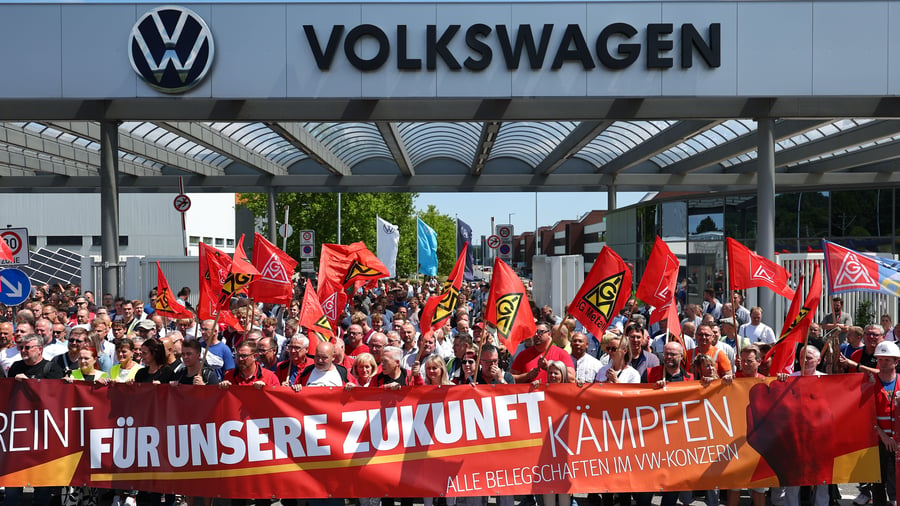 Volkswagen: Keine Mehrheit im Aufsichtsrat: VW-Chef Blume will Sparplan in Etappen durchbringen