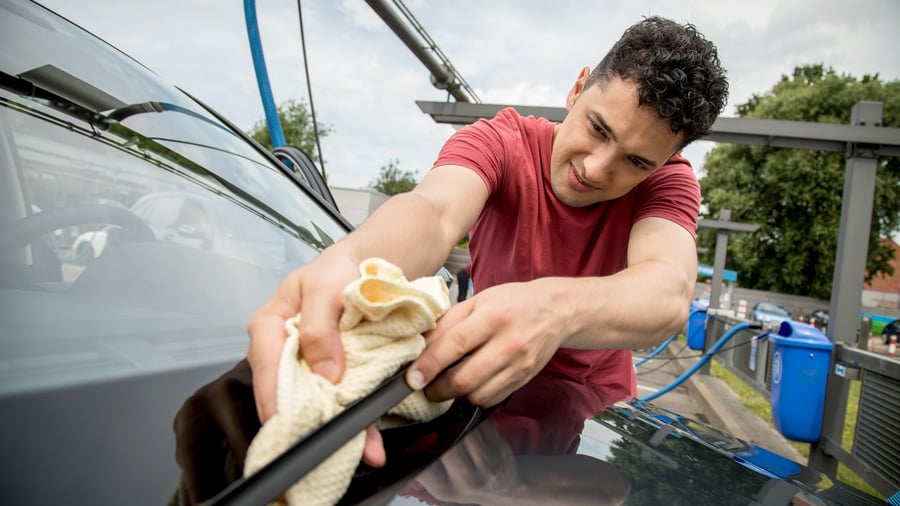 Putzen und nachschneiden: Wischerblätter pflegen – Tipps für klare Sicht im Frühling