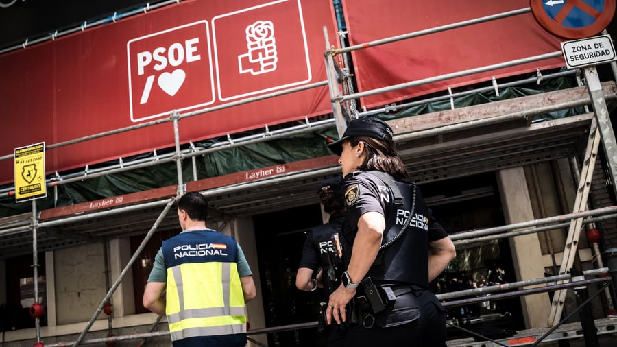 Regierungspartei unter Druck: „Polit-Beben“ in Spanien: Polizeieinsatz bei Sanchez-Partei