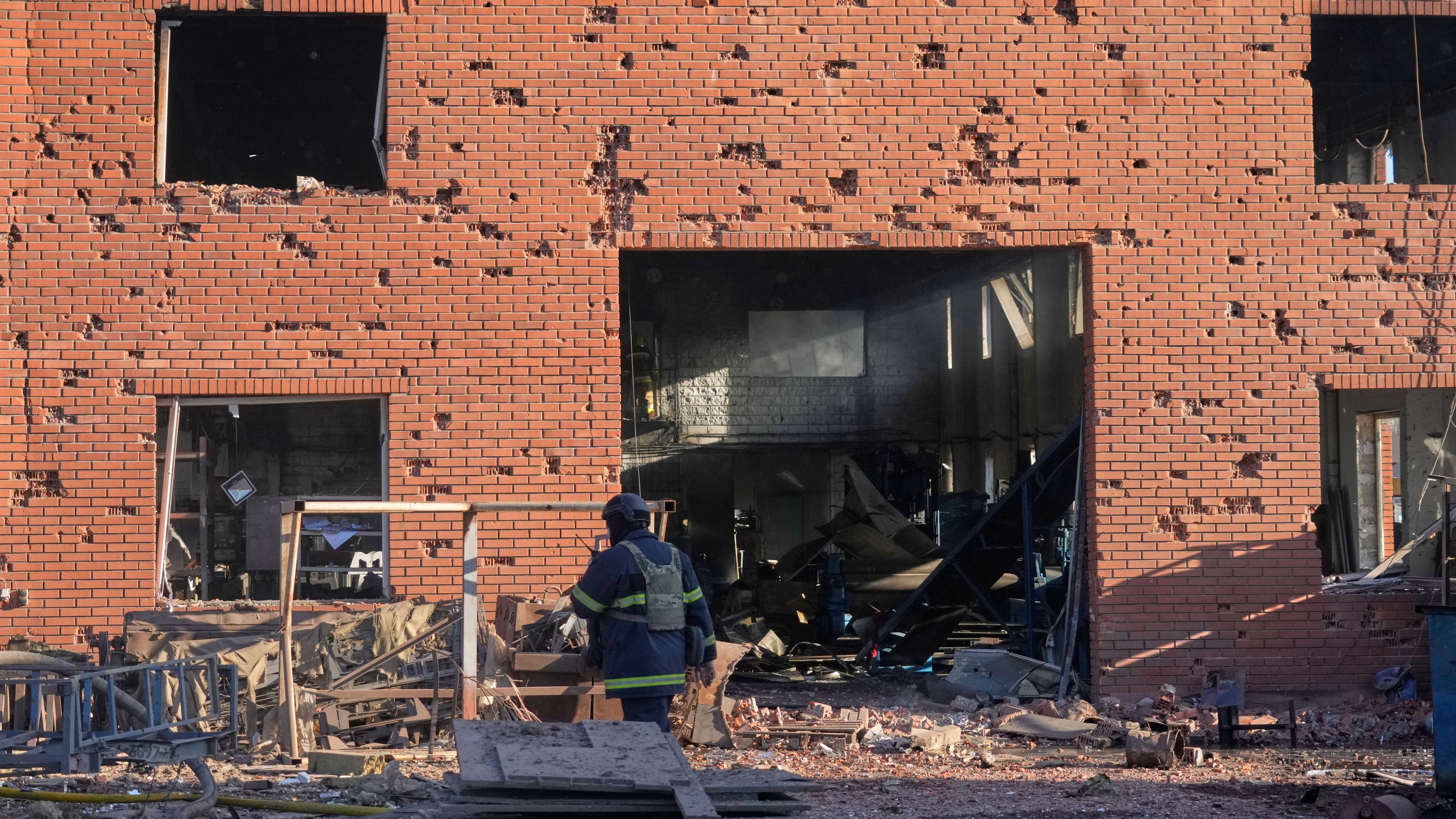 Ukraine War: Russian airstrikes - | Three dead in airstrikes on Kyiv ...