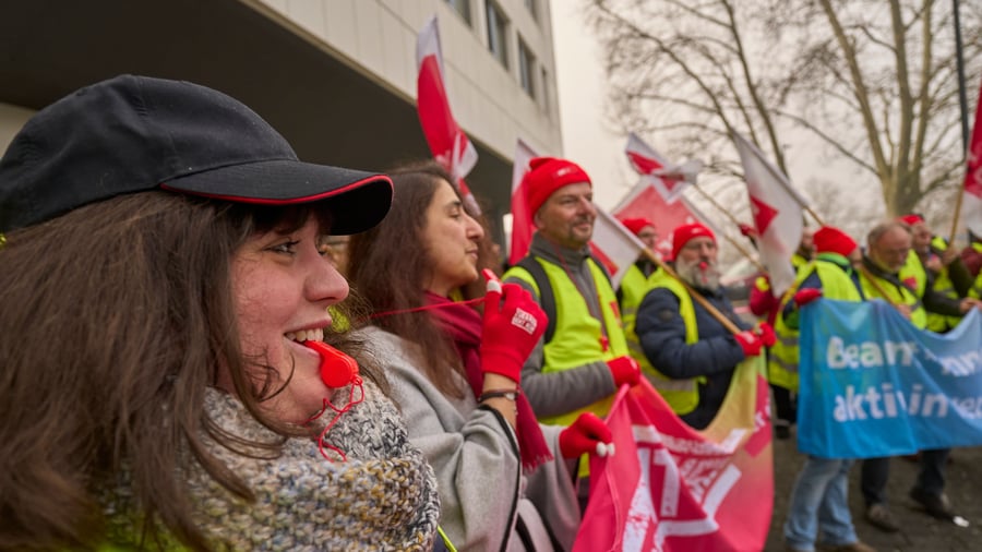 HDE-Konsumbarometer: Trotz Aufschwung erwartet die Konsumenten ein schwieriges Jahr