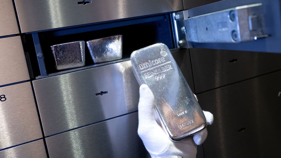 Edelmetall: Silber verliert erneut bis zu 17 Prozent – Gold leicht im Minus