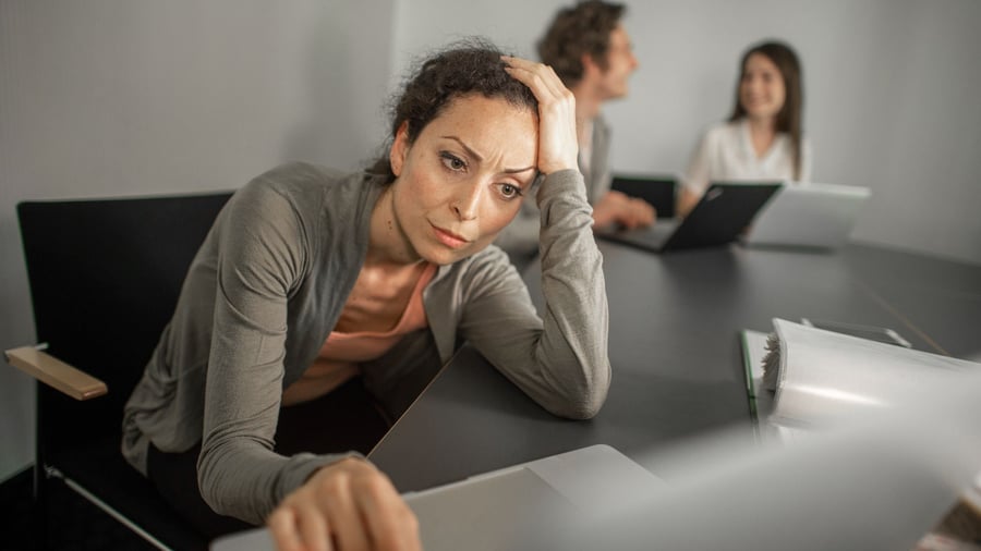 Psychologie im Job: FOPO: Wenn die Angst vor anderen Meinungen im Job bremst