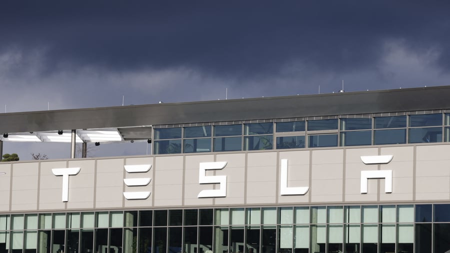 Autobauer : Fast eine Million Euro zu viel gezahlt? Tesla-Personalausschuss warnt vor Missbrauch bei Krankentagen