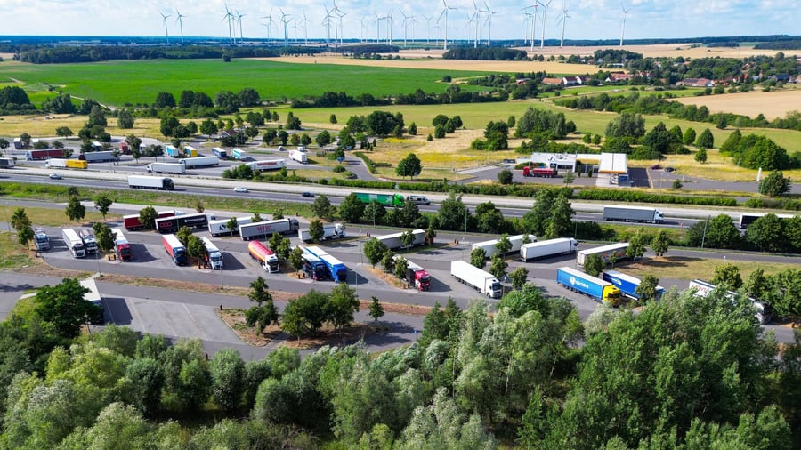 Pause vom Fahren: Rast auf Autobahn: Wann kommt endlich der nächste Parkplatz?