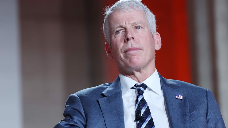 Secretario de Energía de EE. UU. Chris Wright hablando en un panel.