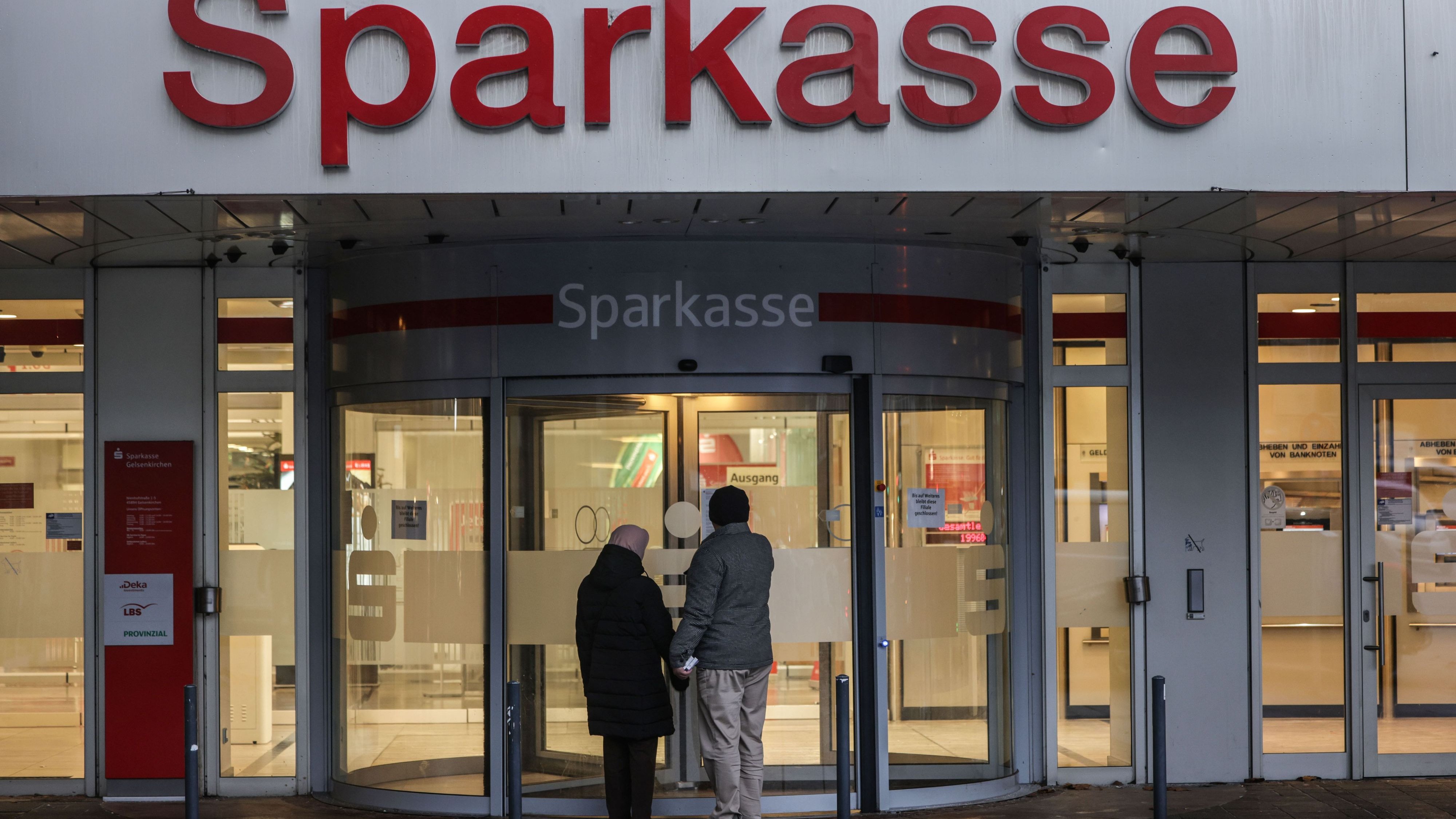Tresoreinbruch: Sparkasse Gelsenkirchen nach Millionen-Coup wieder offen