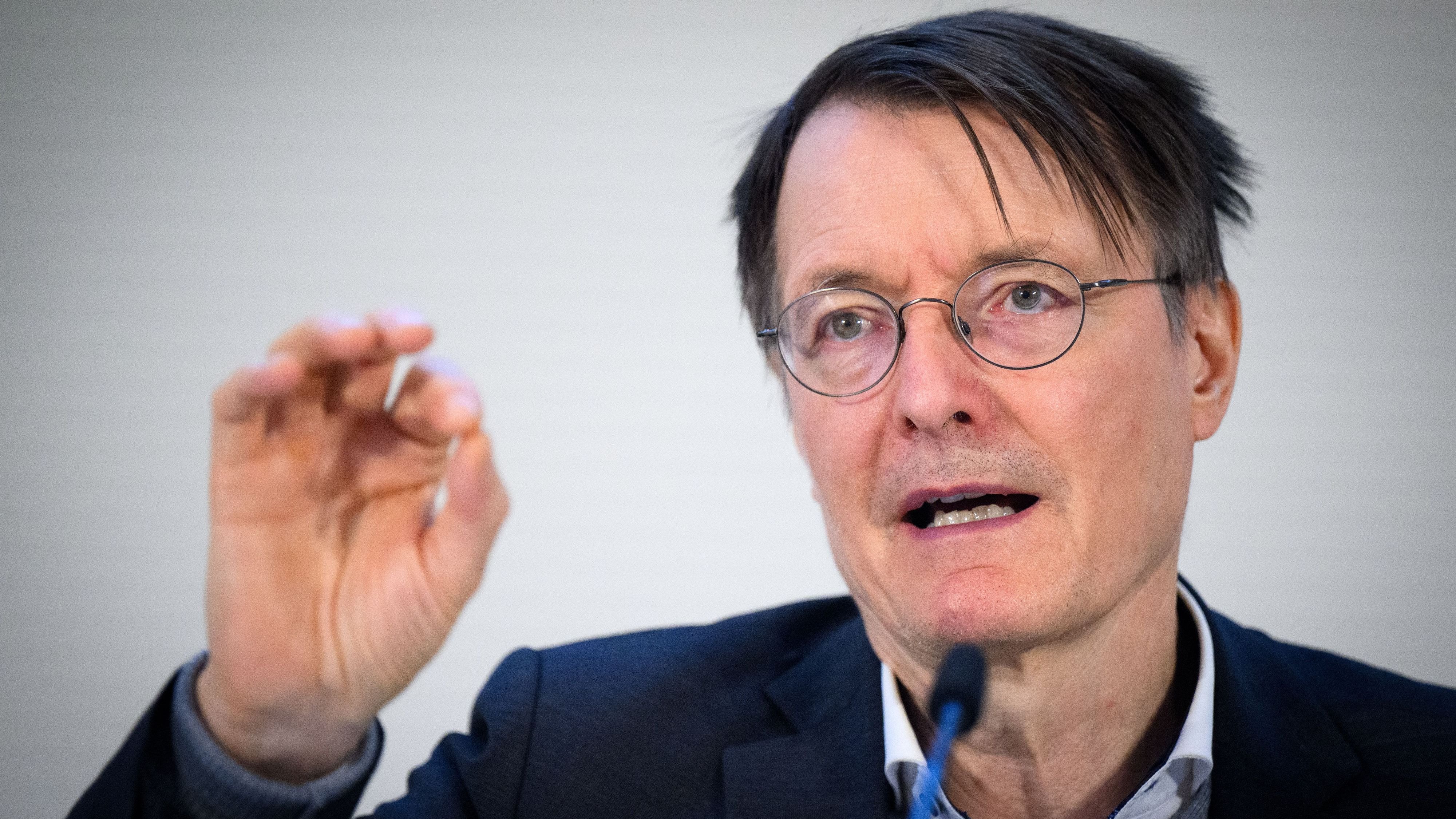 Karl Lauterbach's Health Policy Decisions Karl Lauterbach: Mit neuer Rolle im Bundestag und im Auftrag der