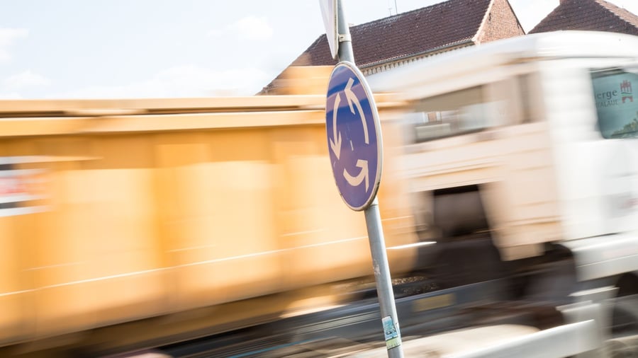 Lkw-Fahrer vor Gericht: Gilt das Verlassen eines Kreisverkehrs als Abbiegen?