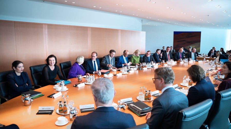 Regierung: Kabinett beschließt höhere Abgaben und Gesetz gegen digitale Gewalt