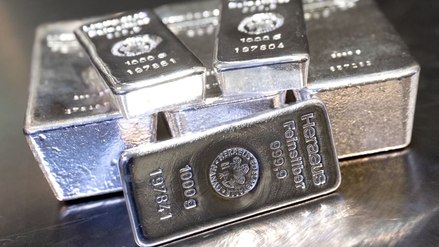 Edelmetall: Silber verliert bis zu 17 Prozent – Gold leicht im Minus