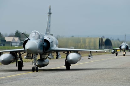 franzoesische-kampfjets-mirage-2000-5-vor-einem-einsatz-ueber-libyen-2011-.jpeg