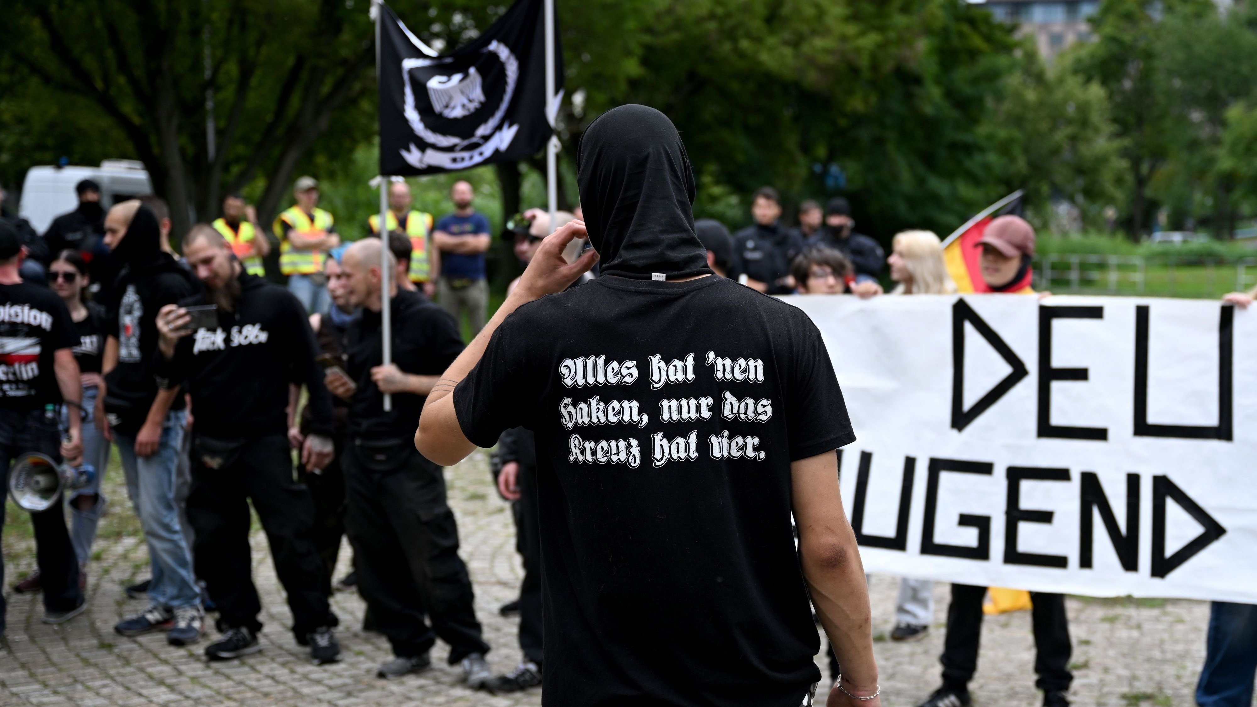 Studie: Offenheit für Rechtsextremismus nimmt laut Studie deutlich zu - Handelsblatt