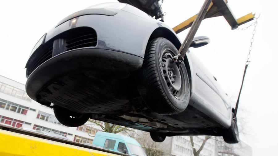 Auto abschleppen lassen: So hoch sind Abschleppkosten für Falschparker