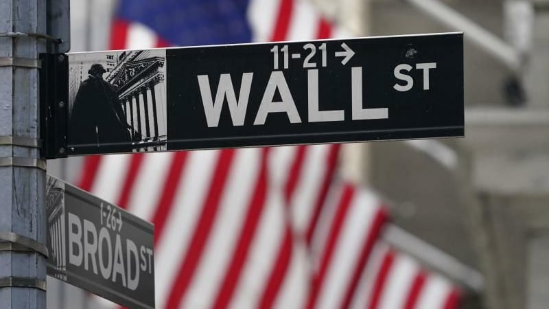 Wall Street closes mixed as oil prices fall and Treasury pressure eases