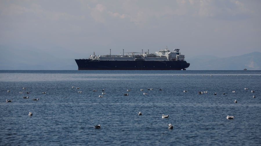 Öltanker auf hoher See, symbolisiert eine Routenänderung