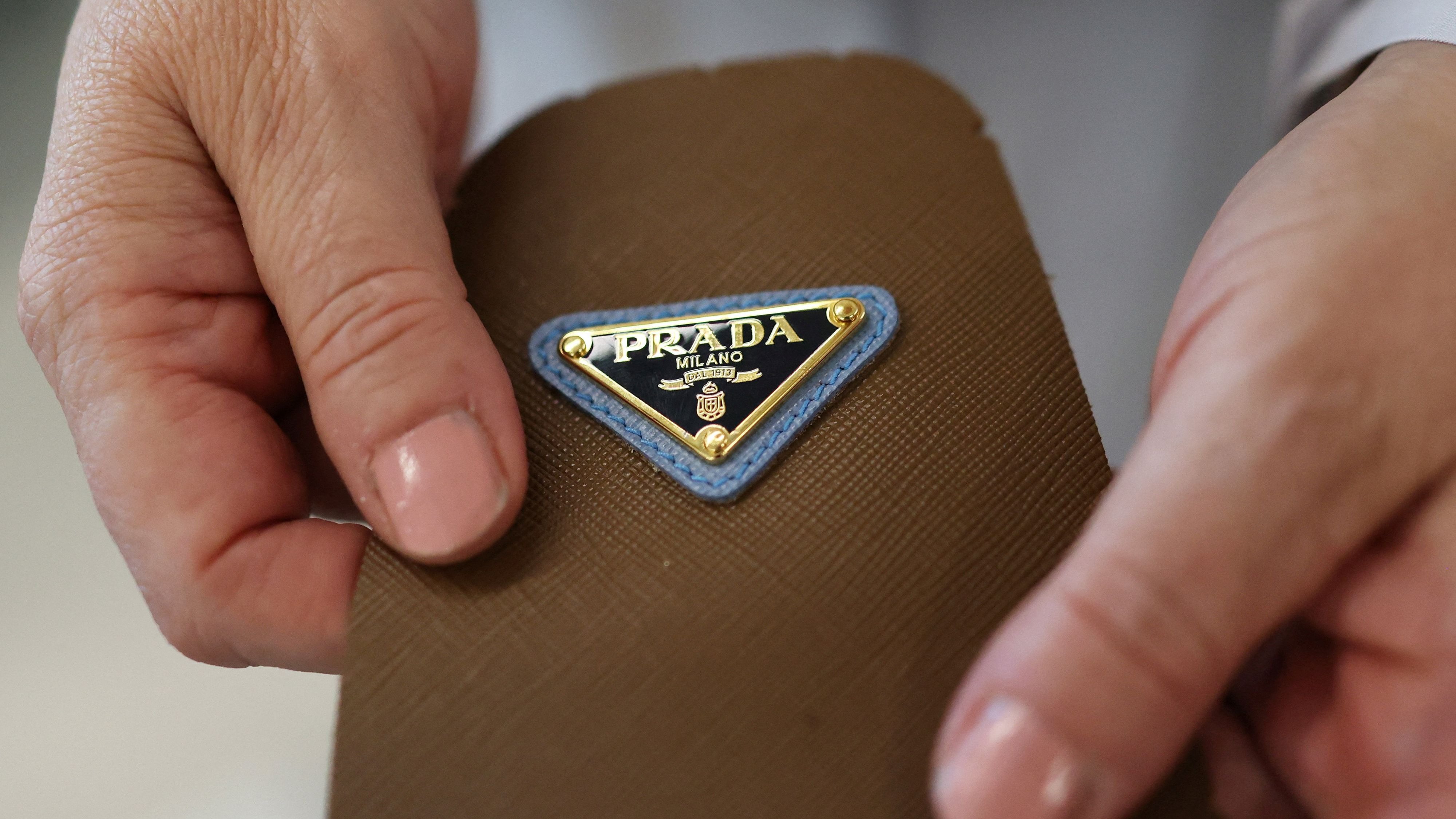 Prada adquiere Versace por 1.250 millones de euros para revitalizar la marca.