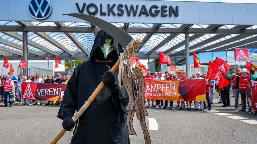 Sparpaket bei VW: Experte zu bedrohten VW-Werken: „Wettrennen ums Überleben“