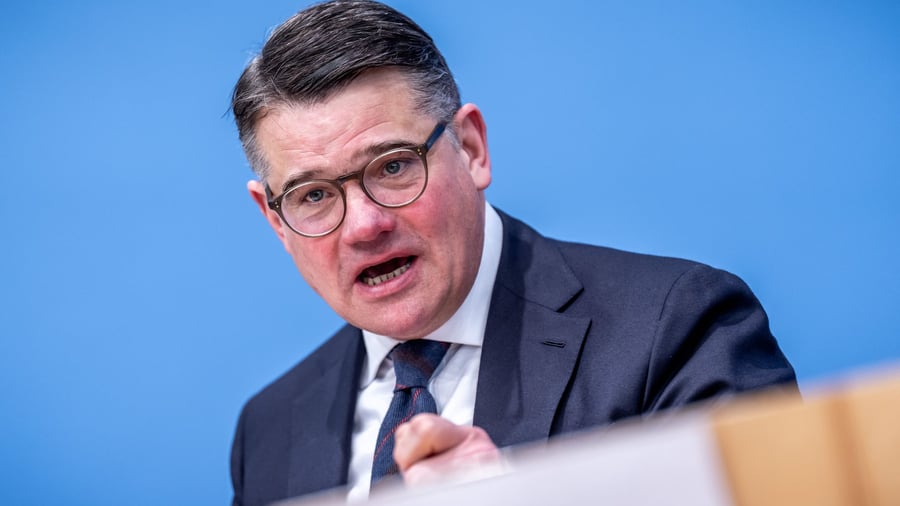 Dax-Konzern vor Übernahme: Ringen um Commerzbank: Boris Rhein trifft Unicredit-Chef