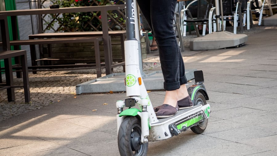 Gesetz der Straße: Gericht: „Radverkehr frei“ gilt nicht für E-Scooter