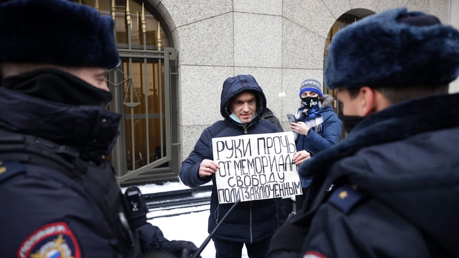 Rusya Yüksek Mahkemesi 'Memorial'ı 'Aşırılıkçı' İlan Ederek Faaliyetlerini Yasakladı