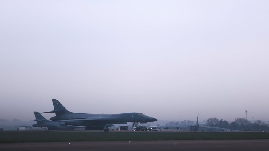 Iran-Krieg – Die Lage am Mittag: Trump verkündet „produktive“ Gespräche mit Iran – Teheran dementiert Austausch mit USA