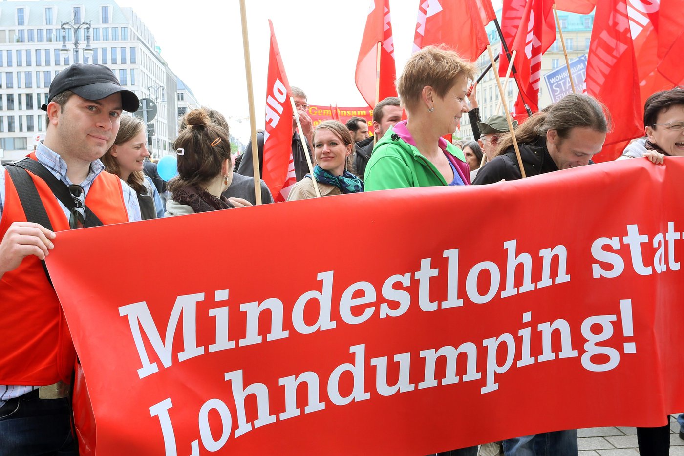 Kreatives Bild zu Gewerkschaft: DGB sieht Mindestlohn 2026 bei mindestens 13,90 Euro Gewerkschaft: DGB sieht Mindestlohn 2026 bei mindestens 13,90 Euro Bildidee