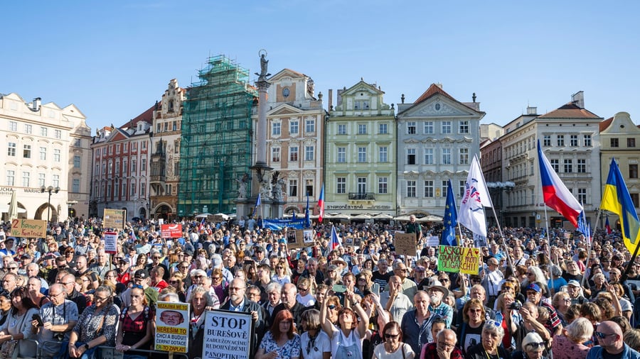 Protest vor Wahlen: Tausende demonstrieren in Prag gegen Regierung