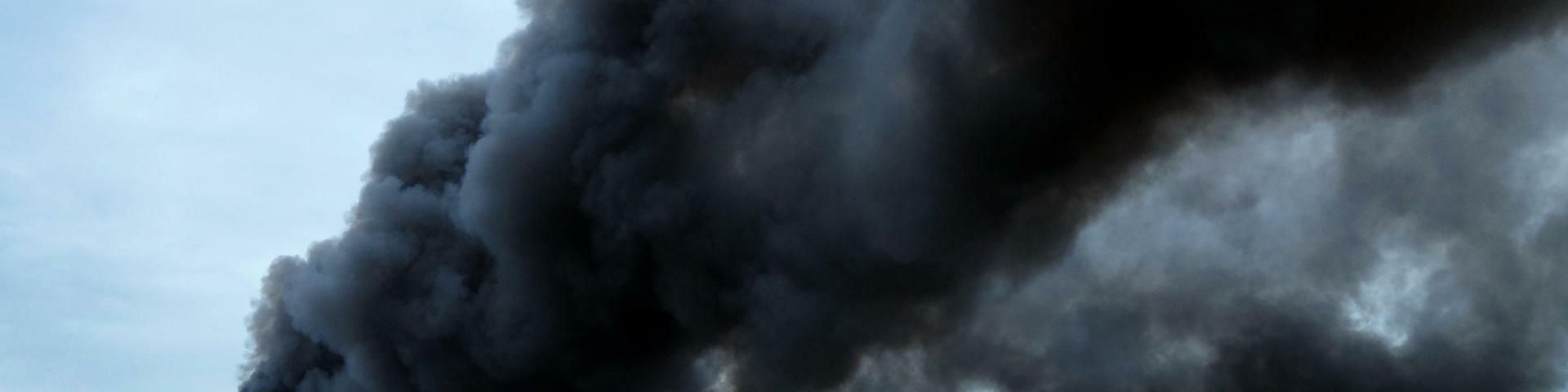 Schwarzer Rauch ber dem Rhein: Grobrand in Krefelder Dngemittelfabrik