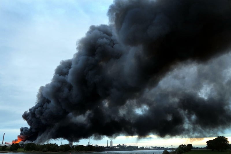 Schwarzer Rauch ber dem Rhein: Grobrand in Krefelder Dngemittelfabrik