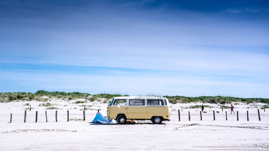 Kühl bleiben beim Campen: Die besten Tipps gegen Hitze in Zelt und Campingbus