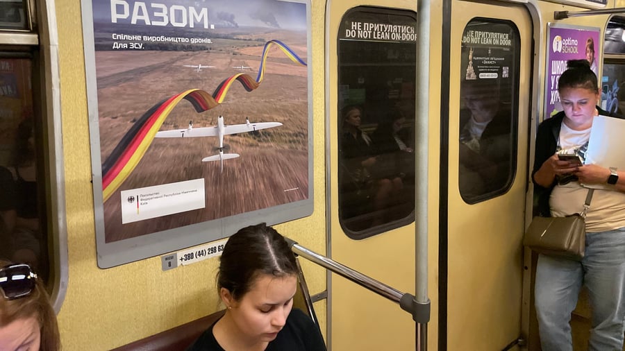 Ukraine: Warum die deutsche Regierung jetzt Eigenwerbung in der Kiewer U-Bahn macht