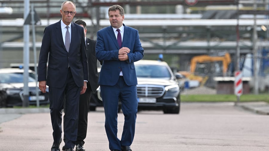 Sachsen-Anhalt: „Wahlkampf ohne Wähler“: Merz besucht Chemiepark in Leuna