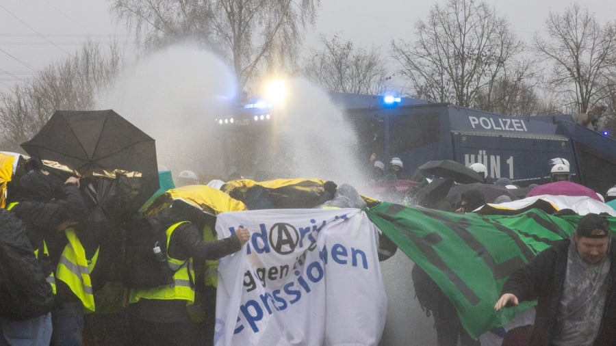 Großeinsatz der Polizei: Blockaden und Demos: Massenprotest gegen AfD-Jugend beginnt