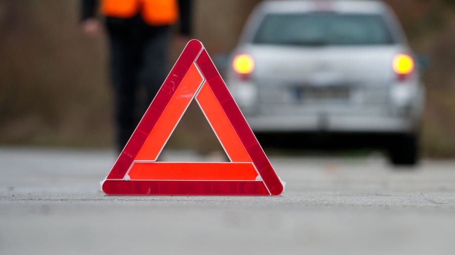 Verkehrsrecht: Beim Abbiegen überholendes Auto gerammt - Alleinschuld