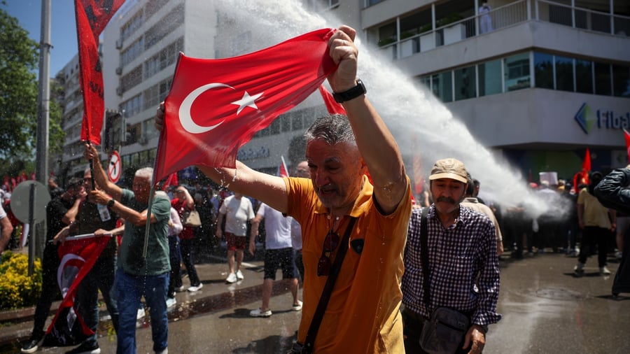 Nach Absetzung von CHP-Chef: Neue Proteste in der Türkei - Polizei setzt Wasserwerfer ein