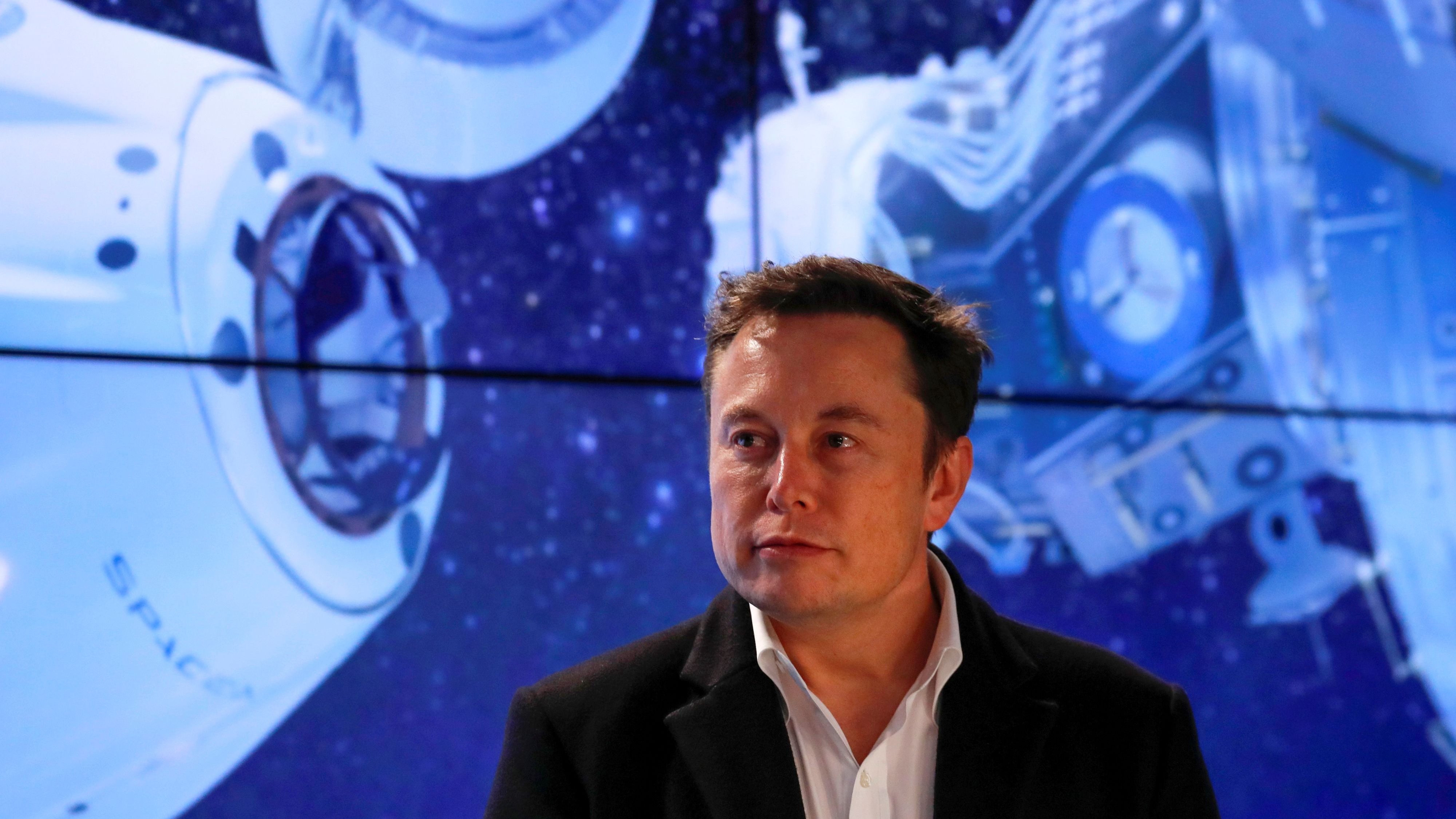 マスク氏はスペースXで月に行き、その後火星に行きたいと考えている