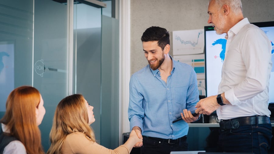 Fragen aus dem Arbeitsrecht: Den neuen Job ohne Arbeitsvertrag beginnen – geht das?