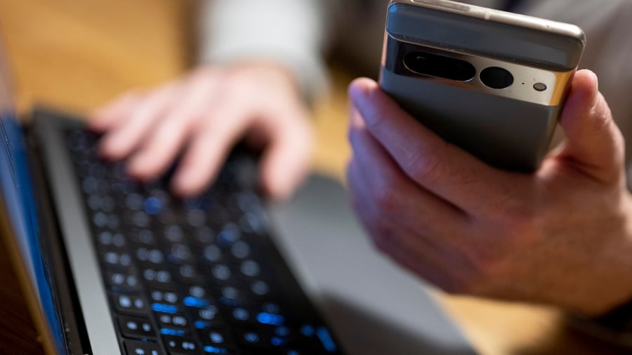 Bitkom-Umfrage: Jeder Vierte fragt Chatbots nach Finanzrat