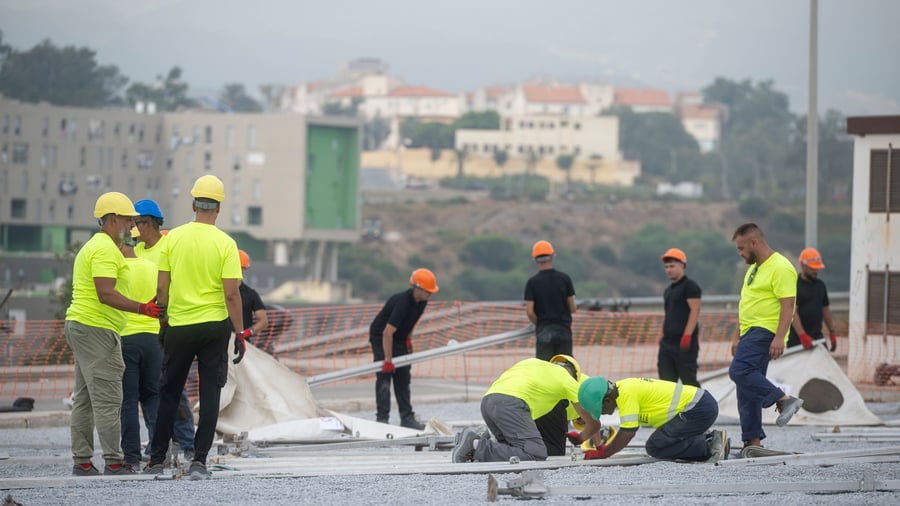 Lager für Migranten: Spaniens Regierung übernimmt Kontrolle über Hafen von Ceuta